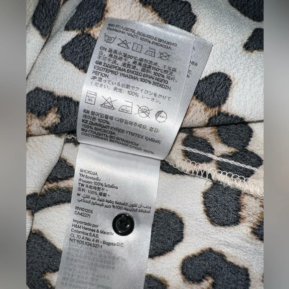 H&M, 8, leopard print, crewneck short sleeve, rear keyhole button Loop closure - Picture 8 of 8
